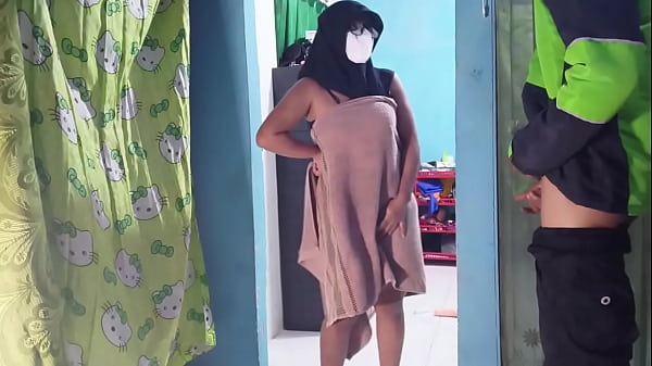 Kepergok Tukang Ojol Pas Lagi Mainin Kontol Sambil Nunggu Makanan