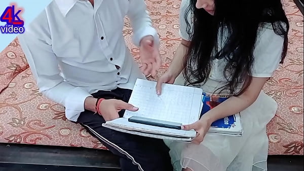 Cewek-cewek Kampus India Lagi Seru-serunya Main Desi Chudayi, Ngegas Pake Bahasa Hindi Yang Jelas-jelas Bikin Makin Panas.