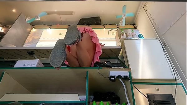 Lihat Banget Nih Si Jalang Pas Nunduk Di Meja, Dari Bawah Rok Kelihatan Semua.