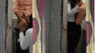 Bokep Mahasiswi 18 Tahun Ngeseks Di Toilet Kampus.