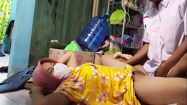 Ajak Ngentot Ibu Tiri Pas Mau Berangkat Sekolah, Makin Panas Rasanya.