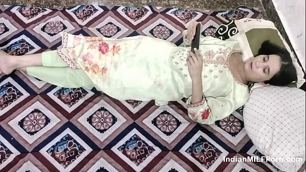Cewek India Nonton Bokep Di Hp, Digenjeng Abis Sama Kakak Tiri – Suara Hindi