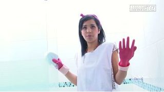 Pembantu Hotel Pake Sarung Tangan Karet, Bungkukin Badan Sambil Gosok Pancuran, Bikin Tegang.