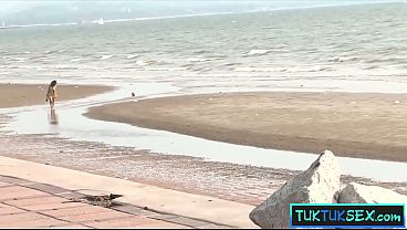 Gadis Thailand Dijemput Di Pantai, Digaruk Kontol Gede Bule.
