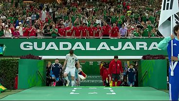 Momen Panas: Korea Selatan 2 X 1 Cewek Czech, Garis Pantat Naik Darah!