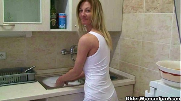 Ibu Mainin Kontol Sendiri Sambil Direkam, Video Hot Homemade.