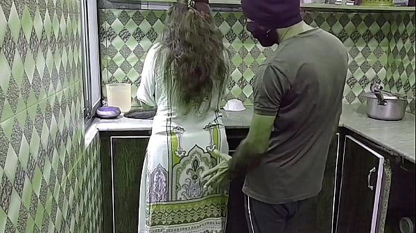 Bini Orang Lagi Sibuk Masak Di Dapur, Langsung Digebukin Dari Belakang, Suara Desahan Hindi Bikin Makin Panas