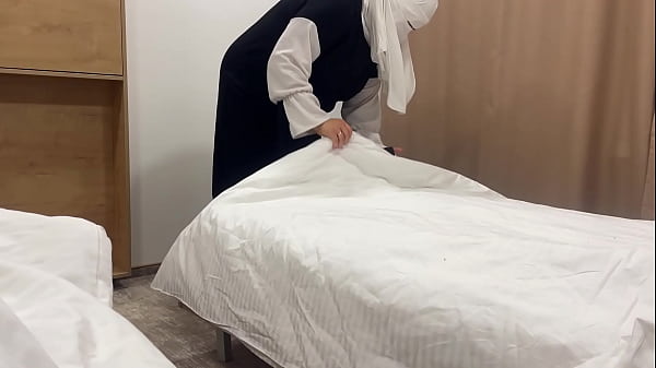 Gadis Pembantu Arab Menggoda Tamu Hotel Di Kamar Dengan Memek Sempitnya Yang Bikin Nafsu