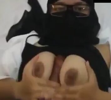 Tante Hijab Cadar Goyang Senggama, Nafsu Menggebu Di Balik Kain
