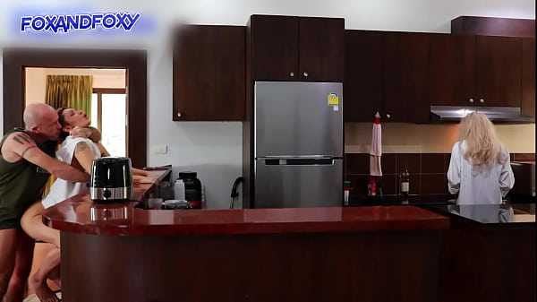 Nyaris Ketahuan Ngentot Pantat Sampai Crot Di Dalem, Pas Mertua Lagi Masak Sarapan Di Dapur.