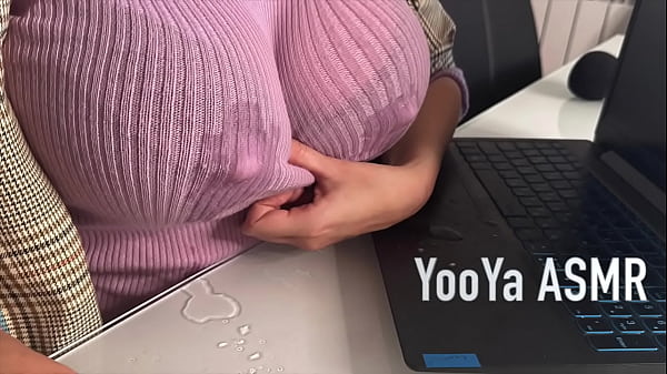 Ibu Tiri Panas Menggoda Anak Tirinya Di Kantor, Memperlihatkan Puting Susu Yang Basah Dan Memainkan Kontol Besar Sampai Keluar