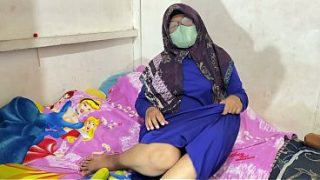 Wanita Berhijab Lagi Mainin Diri Sendiri Sampe Basah Kuyup.