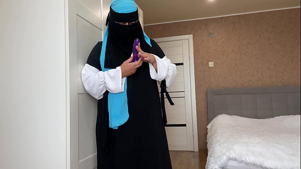 Istri Arab Berjilbab Lagi Bersih-bersih Nemu Mainan Sex, Langsung Keenakan Nafsu